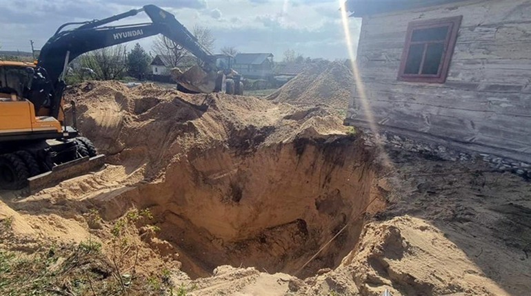 На Славутчині під час копання колодязя загинув чоловік: його засипало ґрунтом