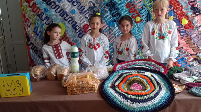 На Глухівщині відбувся концерт-ярмарок, де збирали гроші для ЗСУ. Виступили діти наших захисників