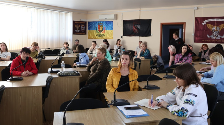 Рідні військовополонених шукали відповіді на зустрічі з владою