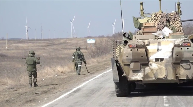 Окупанти «ремонтують» дороги, збудовані Україною