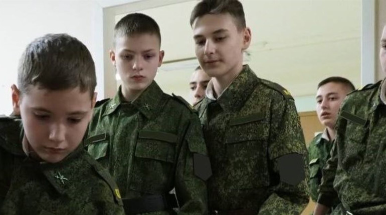 Окупанти вербують дітей з окупованої Херсонщини в мілітарні табори