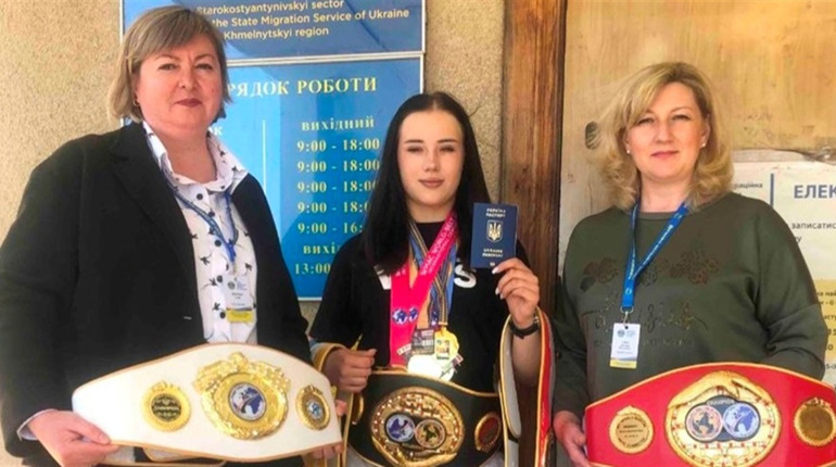 Юна чемпіонка зі Старокостянтинова отримала закордонний паспорт для нових спортивних перемог