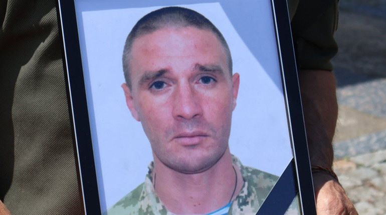Вічна пам'ять оборонцю: Южноукраїнська громада попрощалася з військовослужбовцем Сергієм Шалигіним