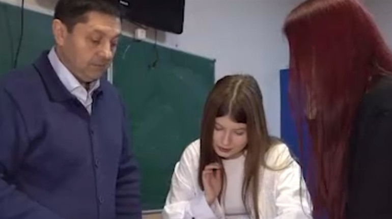 В окупованому Мелітополі дітей навчають збирати дрони на уроках російської пропаганди