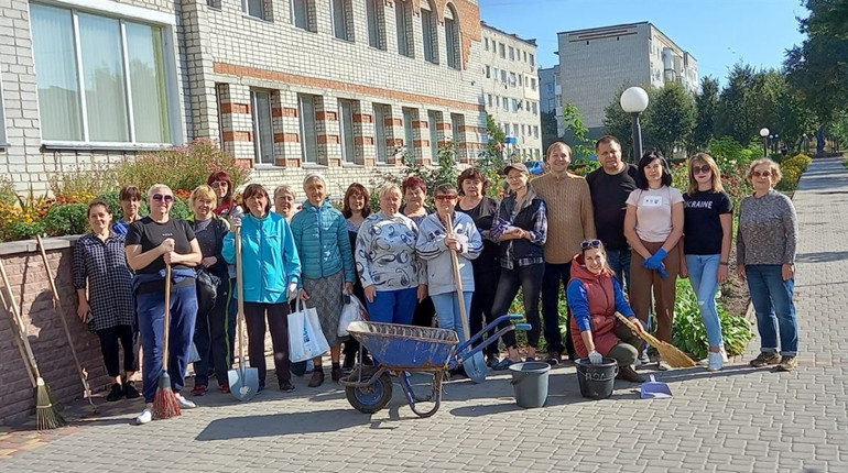 Біля Школи мистецтв у Глухові висадили квіти до Дня музики