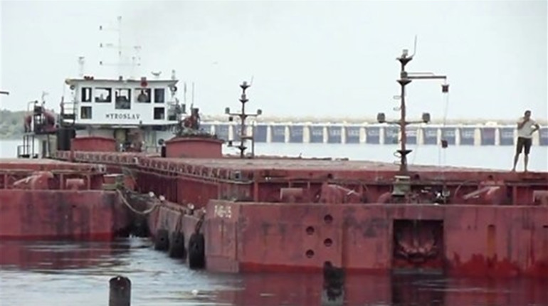 Біля Нової Каховки баржа наскочила на бетонні стовпи
