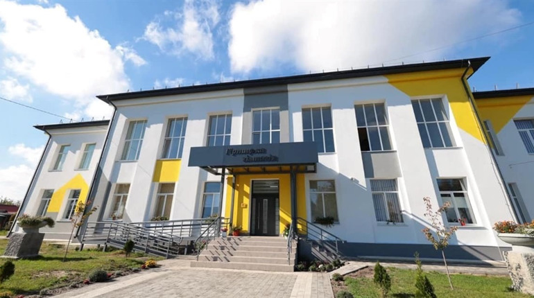 У селищі Гірник на Червоноградщині триває реконструкція школи