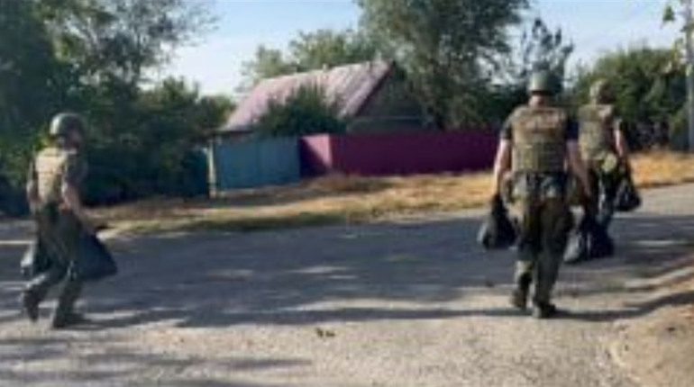 Росіяни спробували роздати гуманітарку в Любимівці: селяни не відкривали ні воріт, ні хвірток