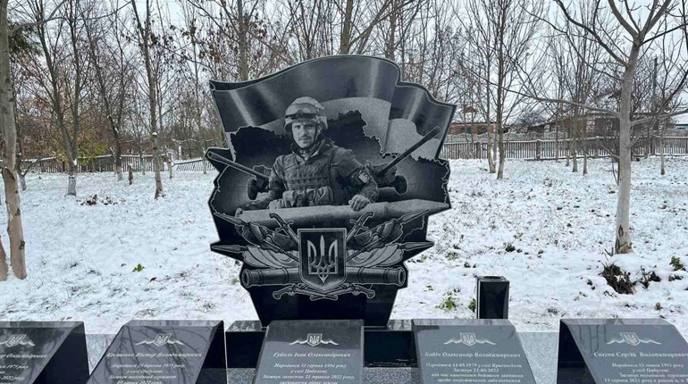 У Цибулевому мати загиблого захисника Івана Губаля встановила Стелу Пам’яті за власний кошт