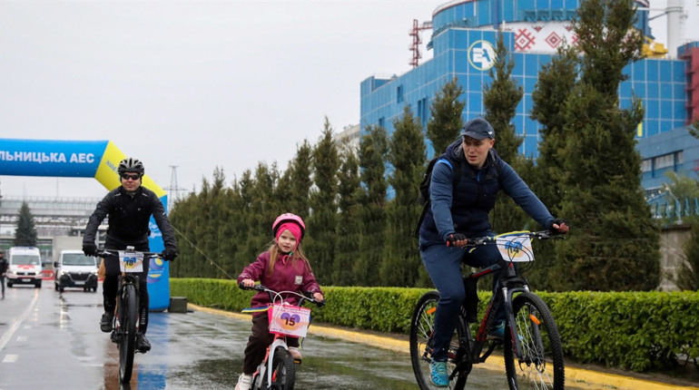 Хмельницька АЕС провела благодійні сімейні перегони та велопробіг