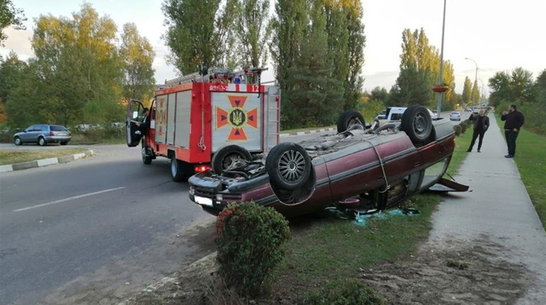 У Вараші перекинувся автомобіль: його зводили на колеса рятувальники