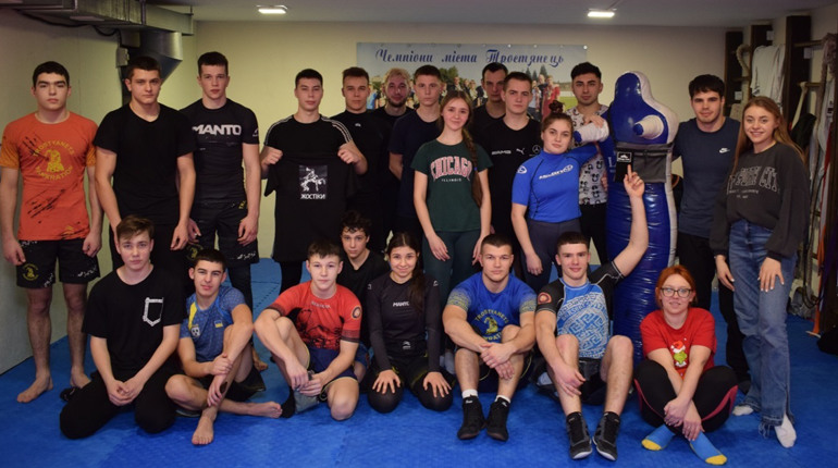 Майстер-клас з греплінгу: спортсмени СК “Самбіст” провели заняття з благодійною метою. Фоторепортаж