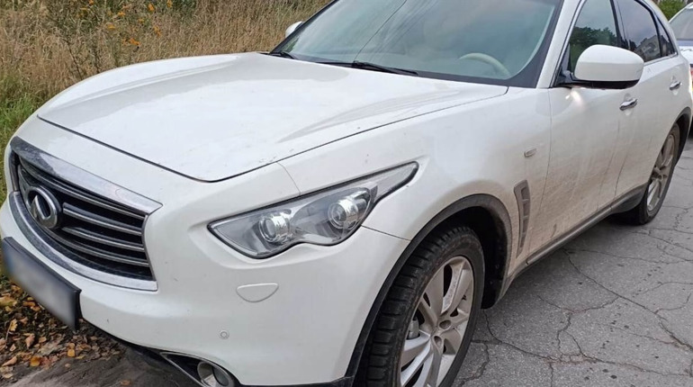 На блок посту у Шостці зупинили автомобіль Infiniti, що перебував у розшуку