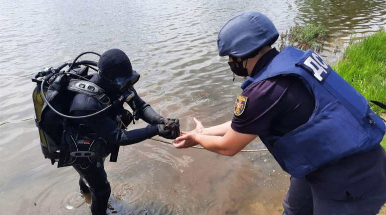 У Городку у водоймі на міському пляжі знайшли гранату