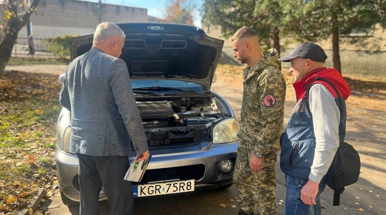 Зі Сміли військовим передали позашляховик