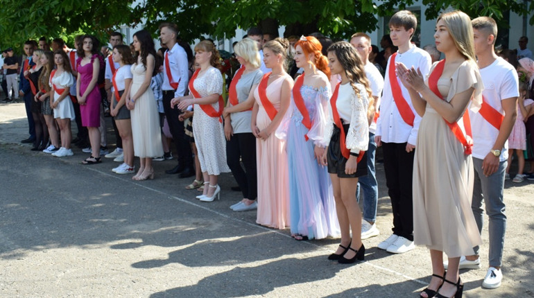 У Мирному Біляївської громади привітали випускників 2022, двом ученицям вручили золоті медалі
