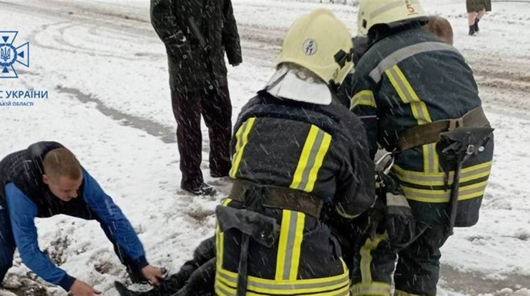 Застряг у стічній трубі: в Унятичах рятувальники витягли чоловіка із металевої пастки