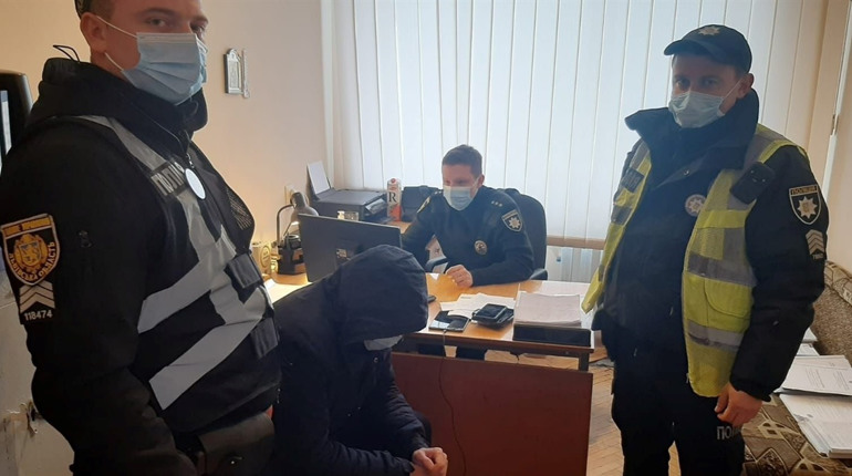 З ножем на поліцейських напав 35-річний червоноградець. Він перебував у стані алкогольного сп'яніння