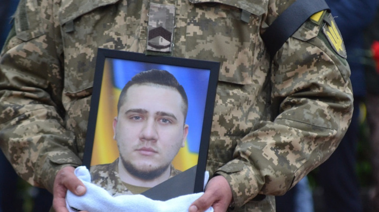Під звуки повітряної тривоги южноукраїнці попрощалися з воїном-земляком Олександром Цановим