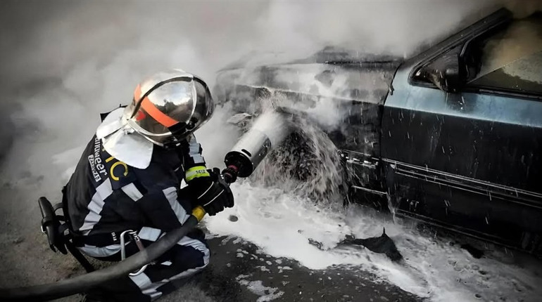 На Полонщині на подвір'ї будинку зайнялася автівка через несправність паливної системи