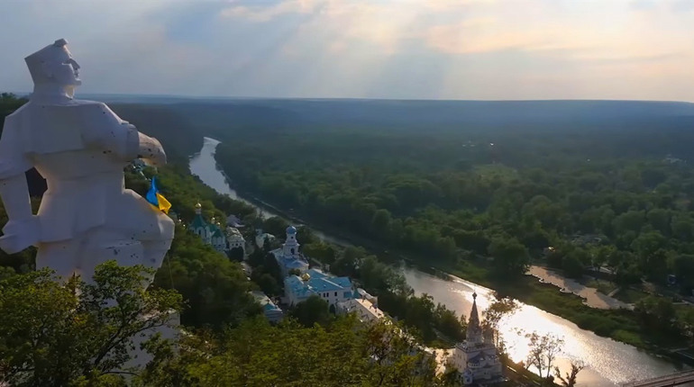 Наші захисники встановили прапор України на найвищій точці над Святогірськом. ВІДЕО