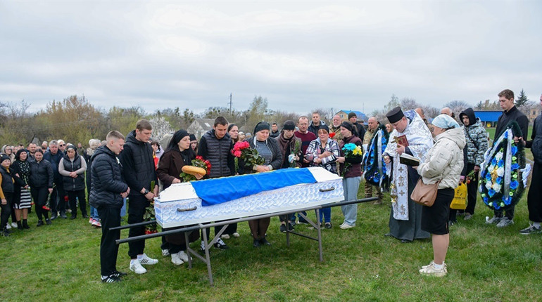І небо плакало разом із людьми - на Кагарличчині провели в останню дорогу воїна Василя Бабія
