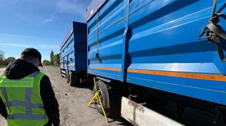 На трасі Одеса-Рені вантажівка перевищила вагу на 13 тонн: наклали штраф