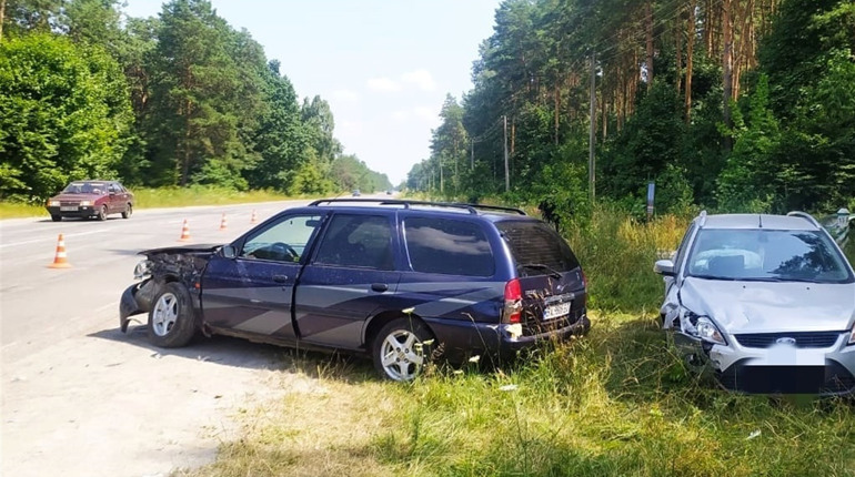 У Шепетівському районі сталася ДТП – не розминулися два «Форди», одного з водіїв ушпиталили
