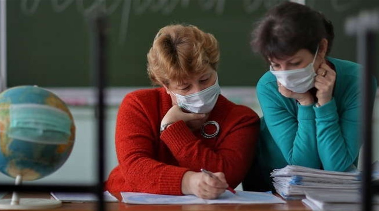 Профспілка просить перенести відсторонення невакцинованих вчителів на місяць