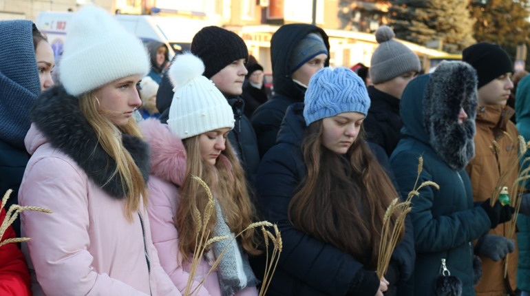 У Сватовому помолилися і запалили свічки у пам’ять про жертв Голодомору