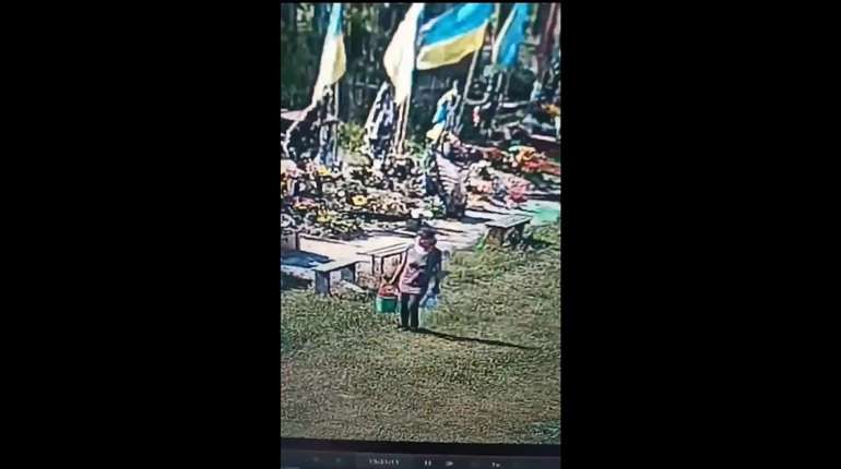 Звягельські поліцейські просять допомогти встановити особу жінки: відео