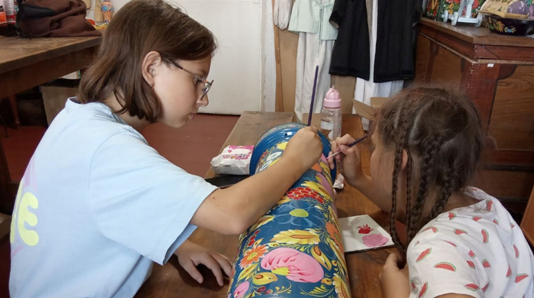 Учні Школи майстерності у Фастові розмальовують тубуси від бойових снарядів