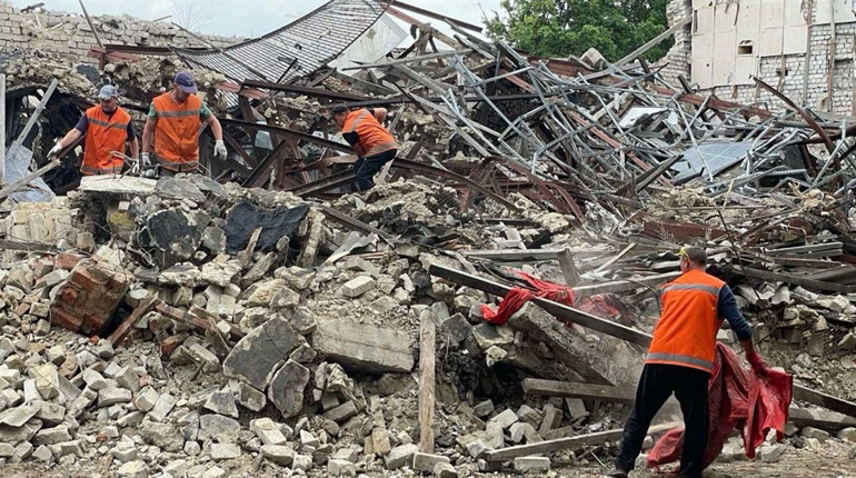 Комунальники проводять розбір завалів та вивозять будівельне сміття