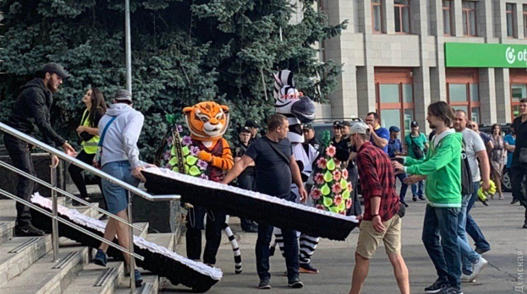 В Одеській облраді побилися депутати, а під будівлею мітинг. Так переобирають голову обласної ради