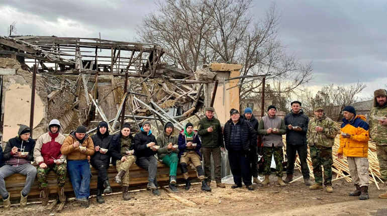 Більше сотні волонтерів і пастор з Сарненського району відбудували село на Херсонщині