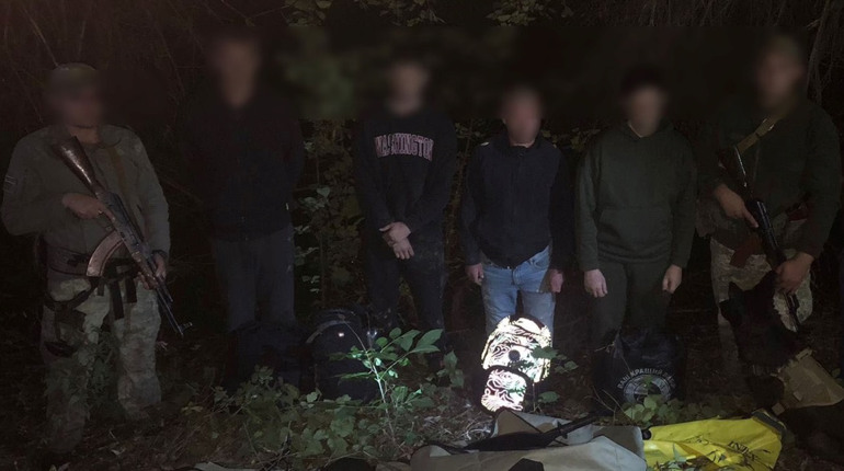 Густий туман не допоміг: на Одещині затримали 4 веслувальників, які на байдарках перетинали кордон