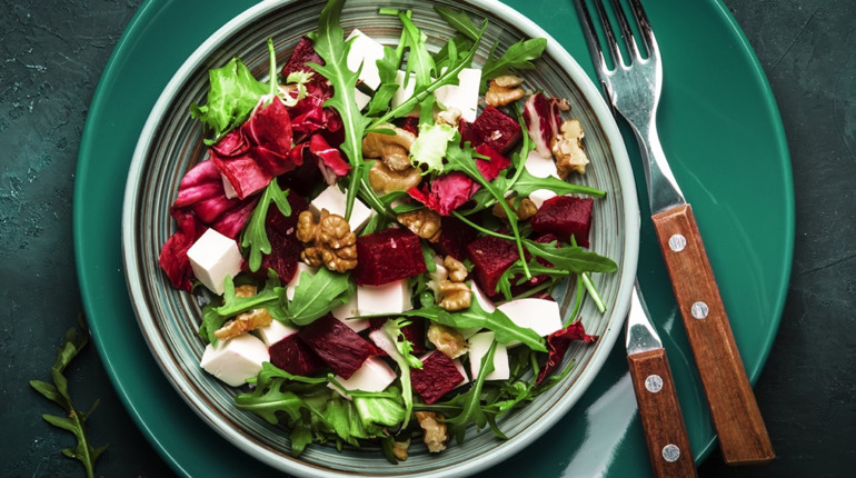 Рецепт дня: салат із запеченого буряка з фетою, руколою та карамелізованими горіхами