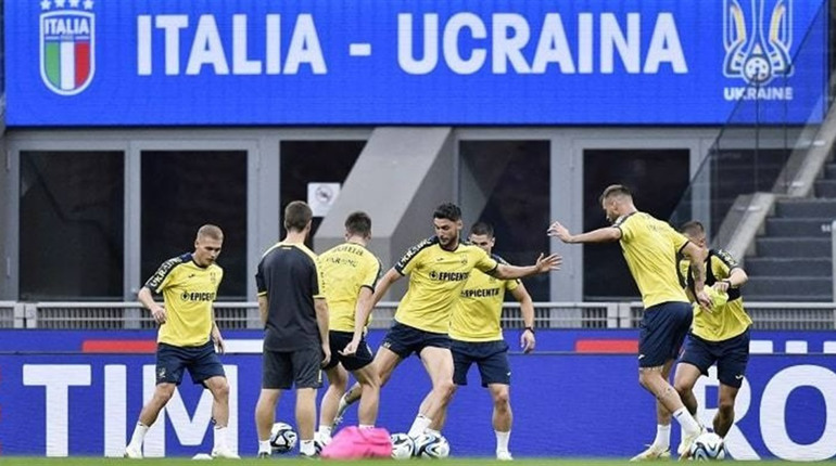 Історія протистоянь футбольних збірних Італії та України