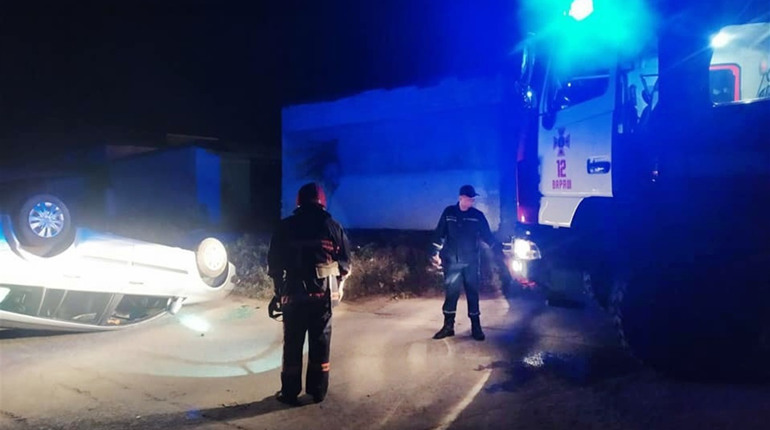 У Вараші внаслідок ДТП автомобіль перекинувся на дах