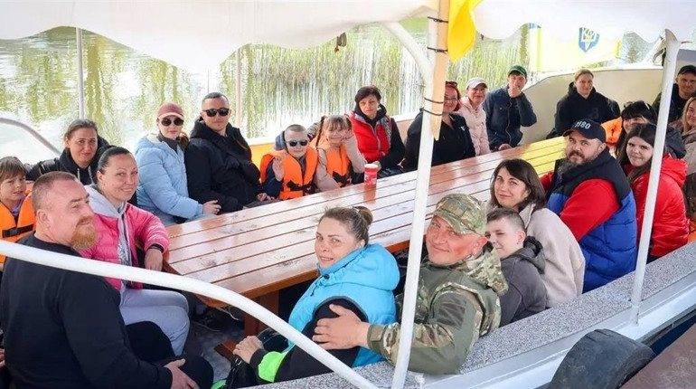 У Біляївці "Дністер лайф" влаштував прогулянку річкою для сімей захисників