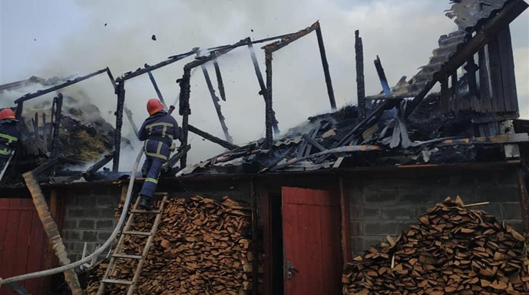 У селі Стара Рафалівка рятувальники гасили пожежу у приватному господарстві