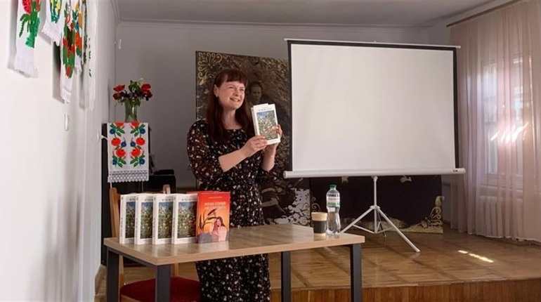 Письменниця Олена Волинська зі Звягеля презентувала книгу — роман про життя двох видатних жінок