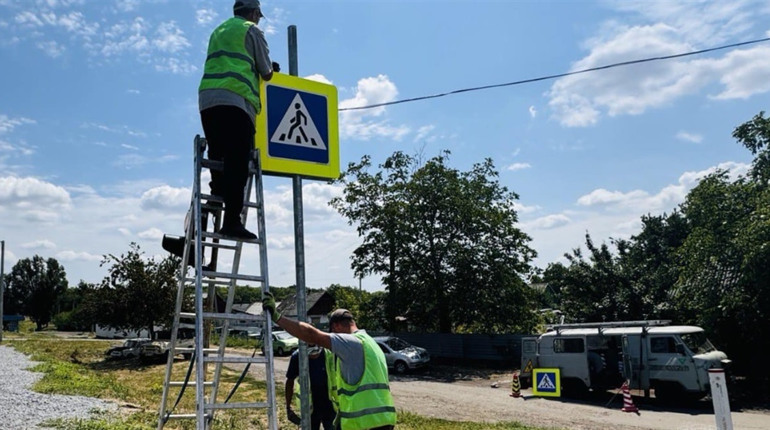 Жителів Покровська просять не забирати пошкоджені дорожні знаки. Їх будуть відновлювати