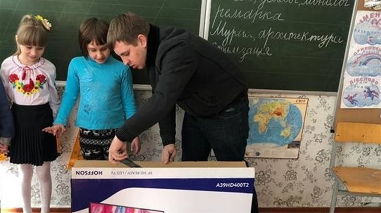 Третьокласники Блистівської школи на Менщині отримали у подарунок смарт телевізор