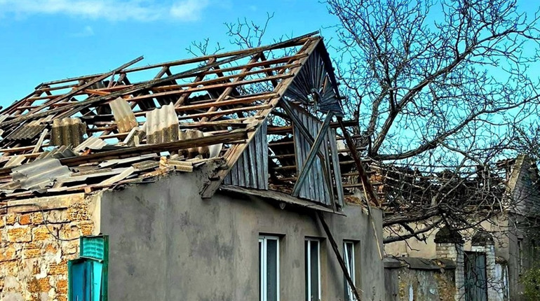 На Херсонщині армія рф атакувала житлові квартали: пошкоджена багатоповерхівка та приватні будинки