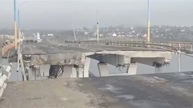 Самовбивчі рухи: дивна активність окупантів біля Антонівських мостів