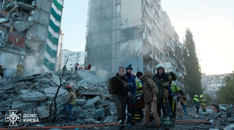 У Києві внаслідок нічної ворожої атаки зруйнований під'їзд багатоповерхівки, там загинула людина