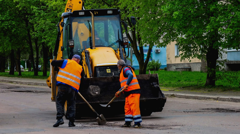 У Глухові триває ямковий ремонт доріг. Де помітили техніку 24 квітня?