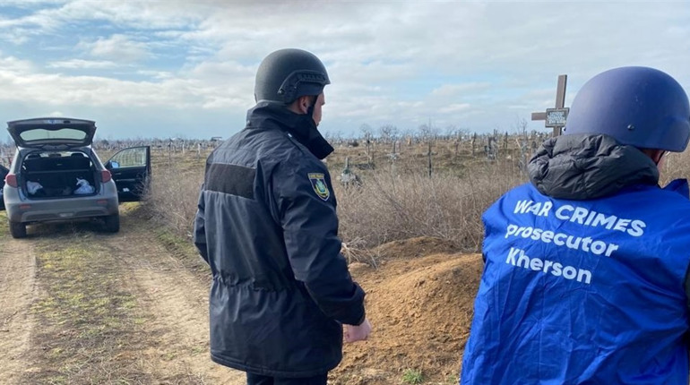 У Херсоні окупанти закатували учасника АТО та тероборонівця: їх тіла ексгумували правоохоронці