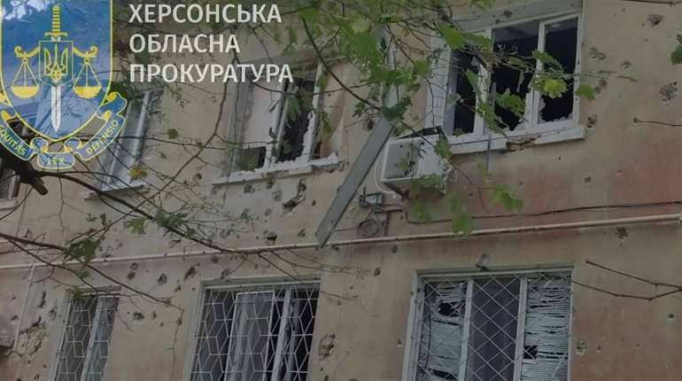 Російські окупанти вчергове атакували Херсон: поранені троє людей